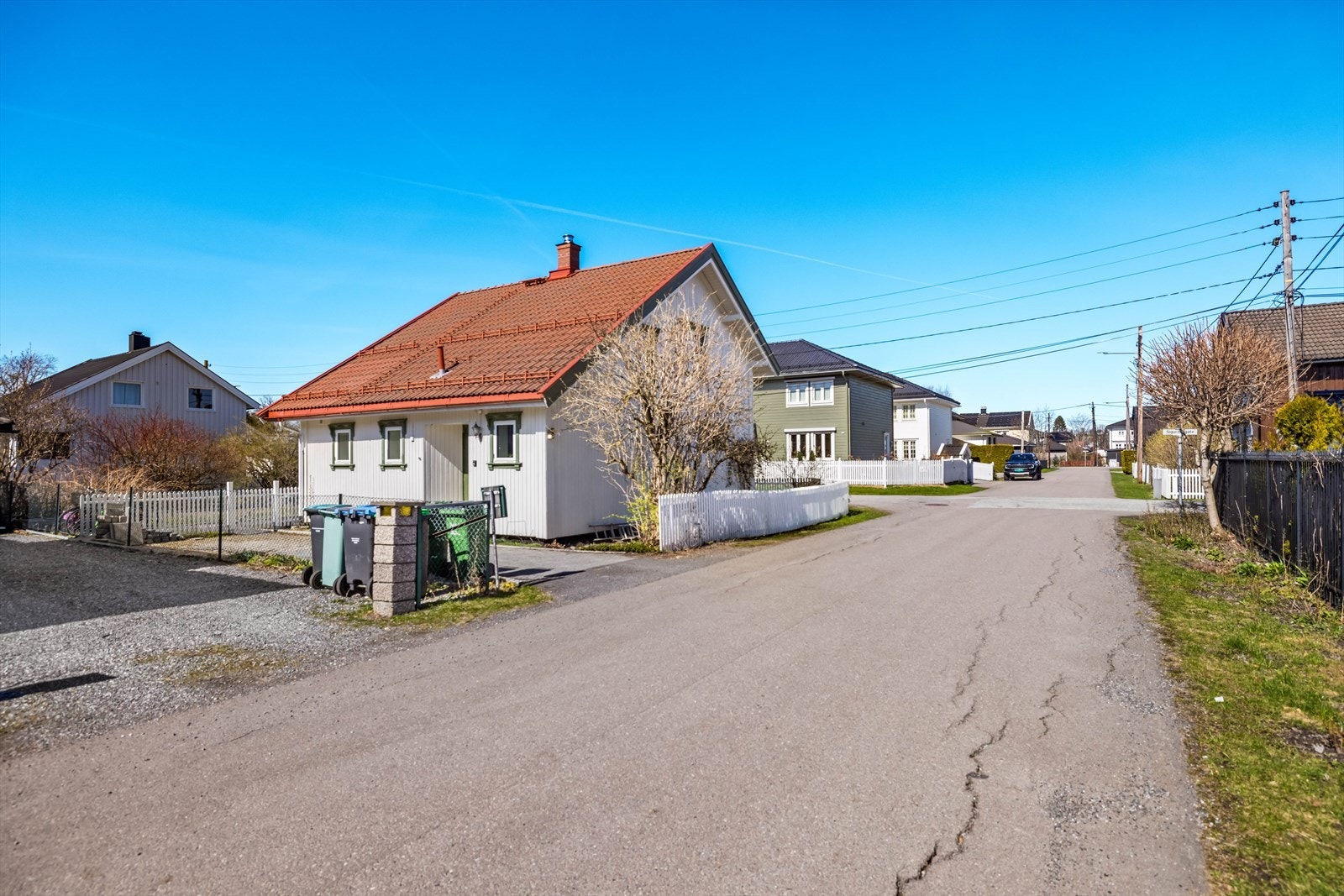 Huset ligger i et etablert eneboligfelt, rett utenfor Lillestrøm sentrum. Galleribilde