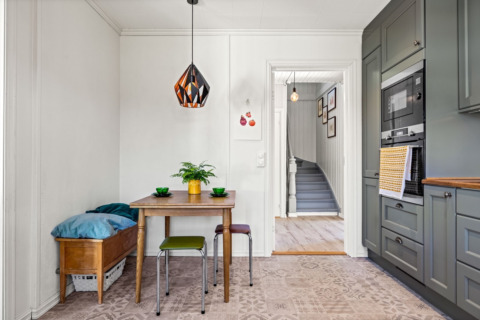Kjøkkenet ligger i et eget rom og har adkomst både fra spisestuen og i fra trappegangen. Galleribilde