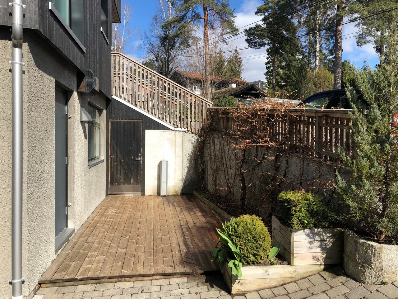Hybeldelen har egen inngang og en privat, østvendt terrasseplatting på ca. 15 m². Galleribilde