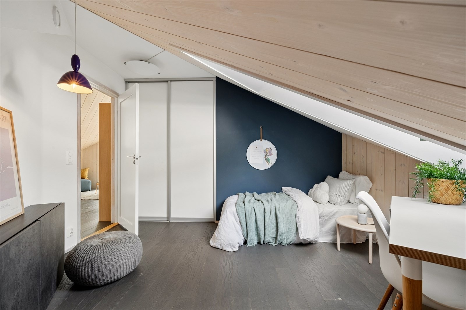 Soverom 3. Soverommet er praktisk innredet og utstyrt med skyvedørsgarderobe, som gir gode oppbevaringsmuligheter og bidrar til en effektiv romutnyttelse. Galleribilde