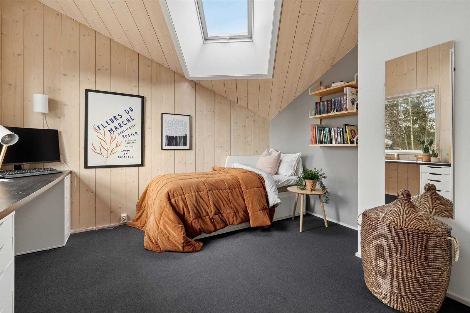 Soverom 2. Dette soverommet egner seg godt som barnerom, gjesterom eller kontor, med plass til både seng og skrivebord. Galleribilde