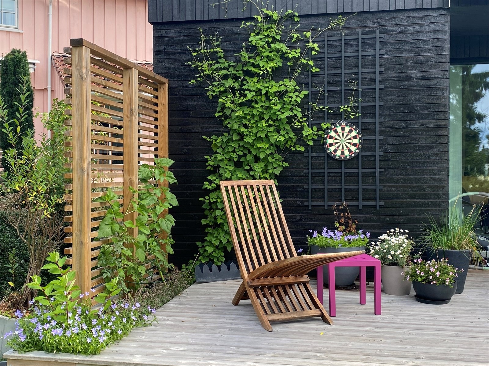 Herlig usjenert sitteplass på terrassen. Galleribilde