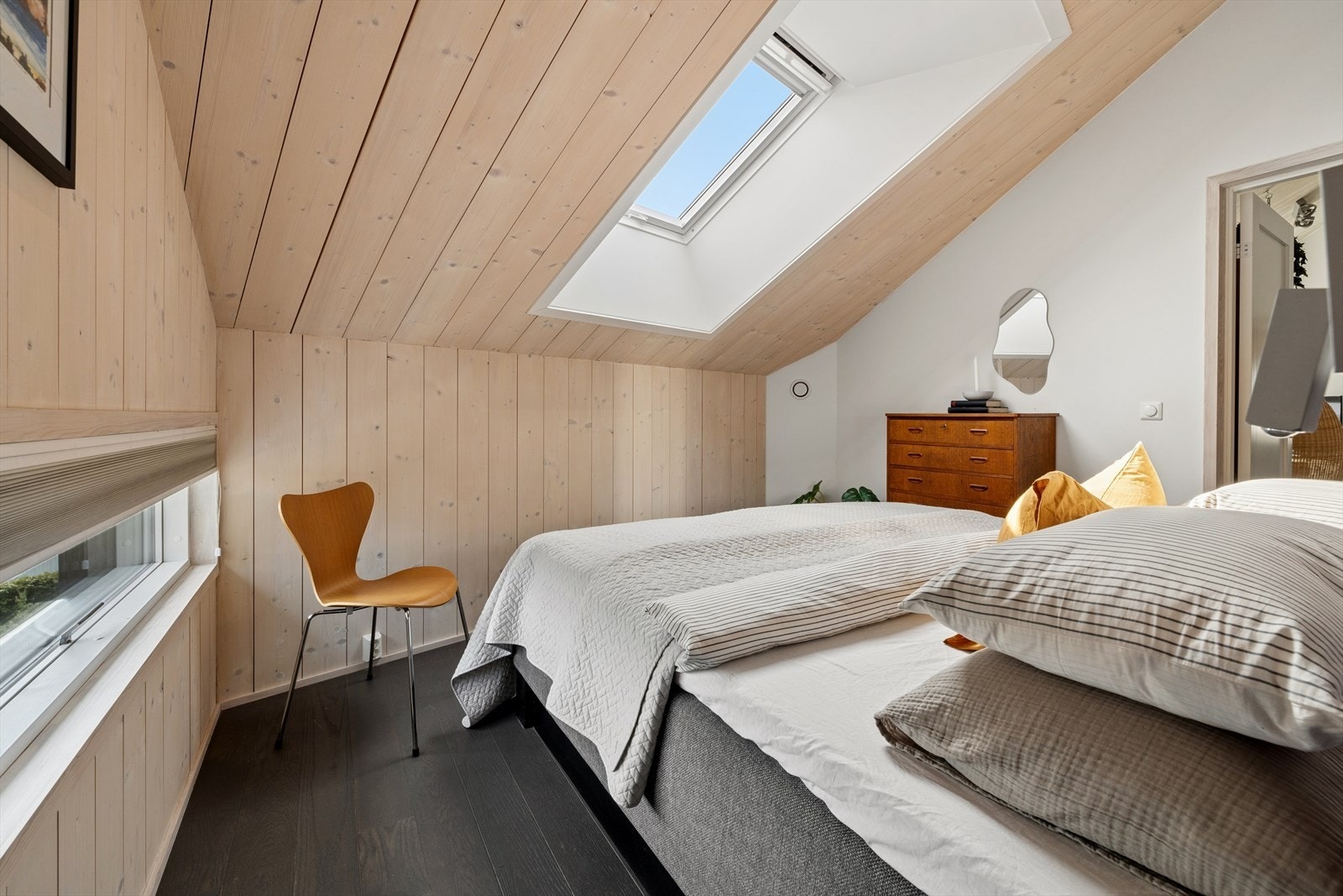 Takvinduer fra Velux og skråtak gir soverommene særpreg og godt med naturlig lys. Galleribilde
