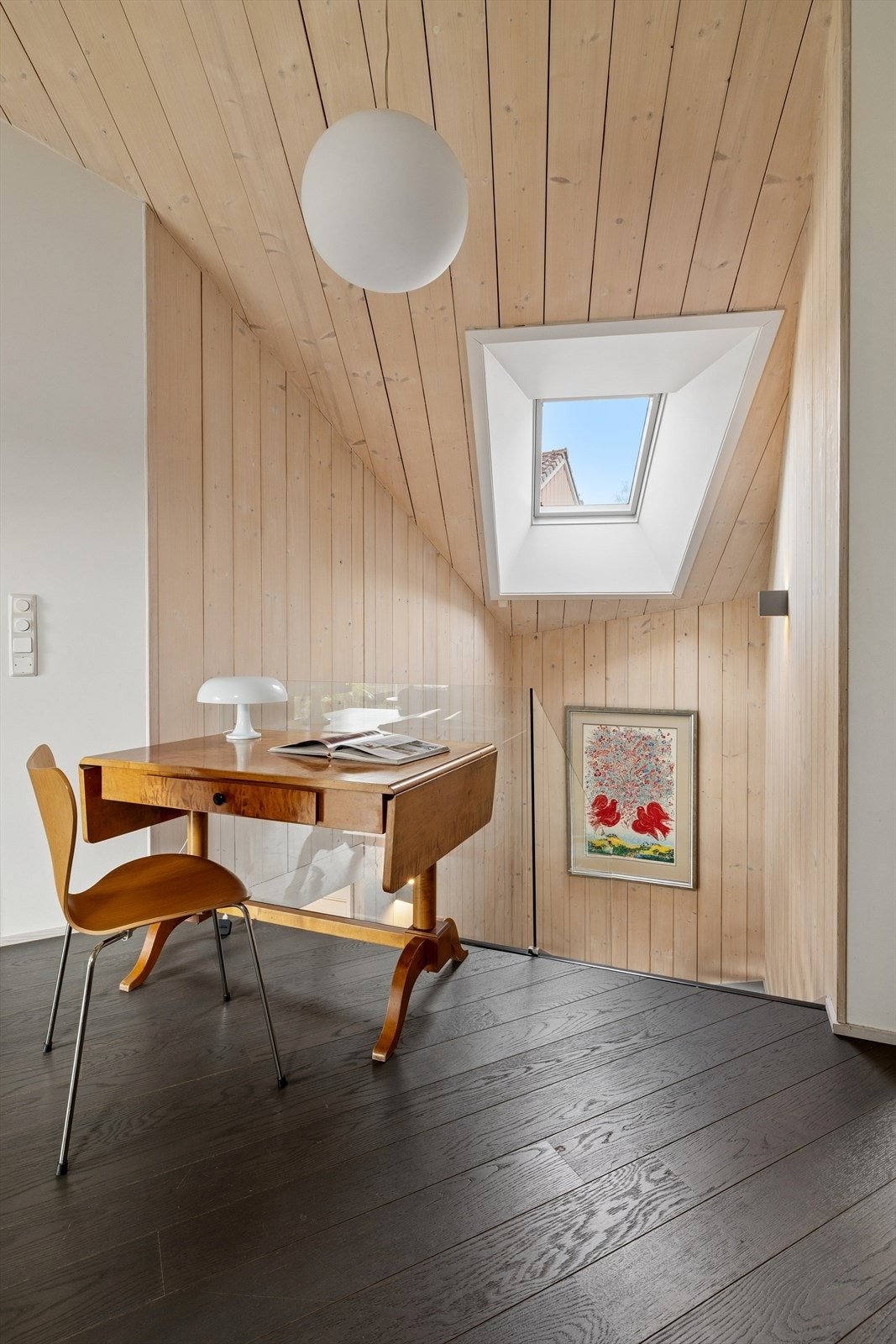 Velux takvindu med elektrisk styring sørger for ekstra lys i trappeløpet ned mot første etasje. Galleribilde