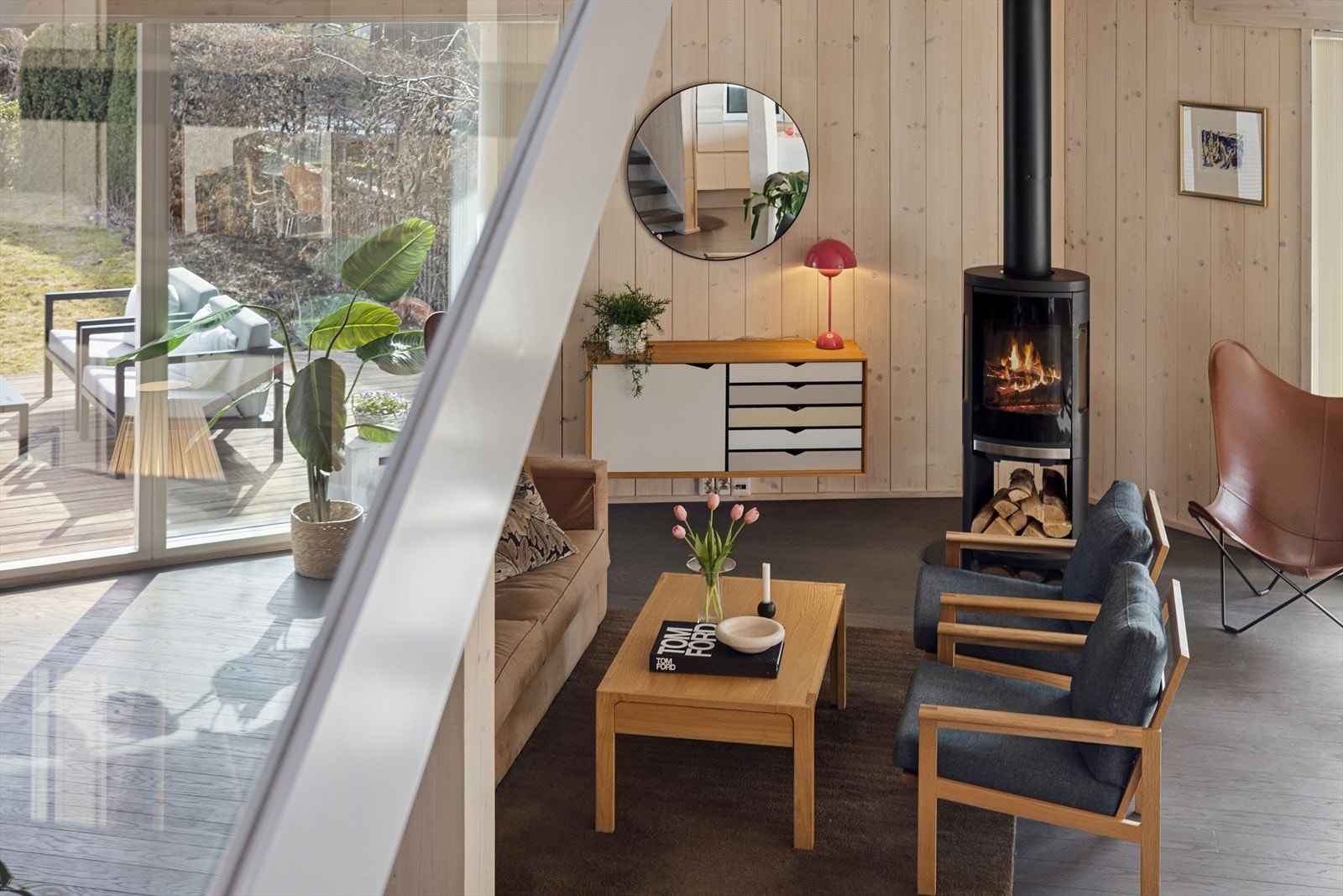 Huset er oppført etter NUR-HOLZ-prinsippet. NUR-HOLZ er et tyskprodusert, økologisk byggesystem for massivtrehus der elementene består utelukkende av tre, uten bruk av lim eller metall. Galleribilde