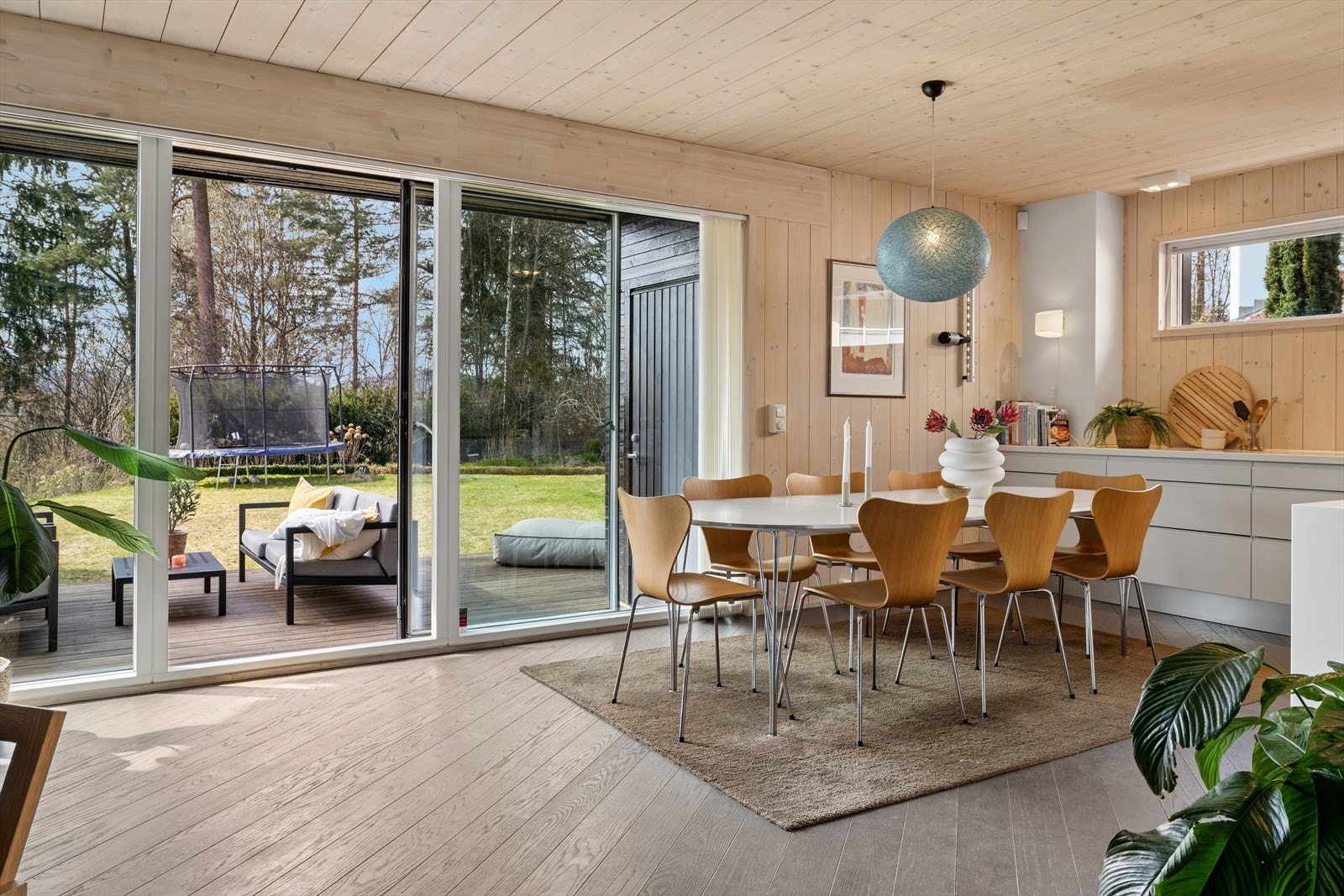 Spisestuen har god plass til et stort spisebord og ligger i direkte tilknytning til både kjøkkenet og terrassen. Galleribilde