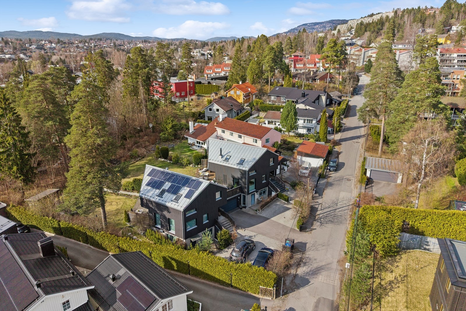 Boligen har også to utvendige boder på ca. 3 m² hver. De utvendige bodene er vel og merke ikke byggemeldt - se punktet "ferdigattest" i salgsoppgaven for nærmere informasjon. Galleribilde