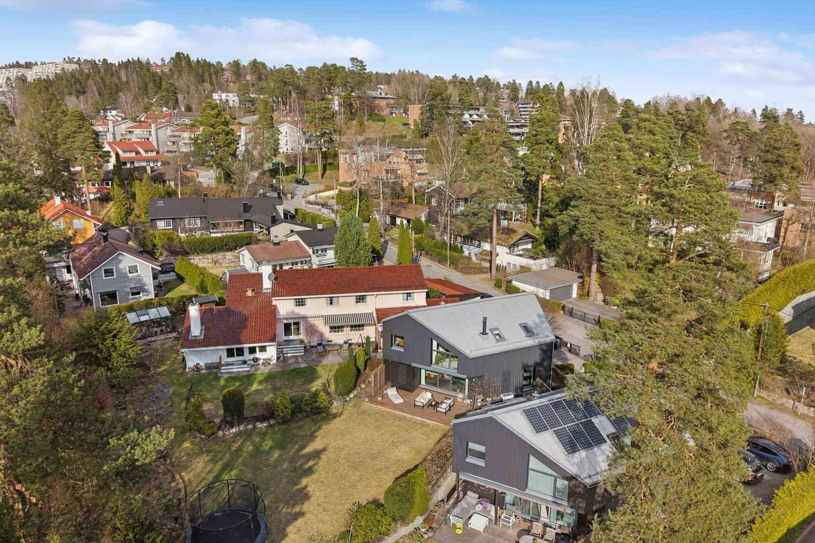 Boligen har gode lagringsmuligheter med to innvendige boder i kjeller. Galleribilde