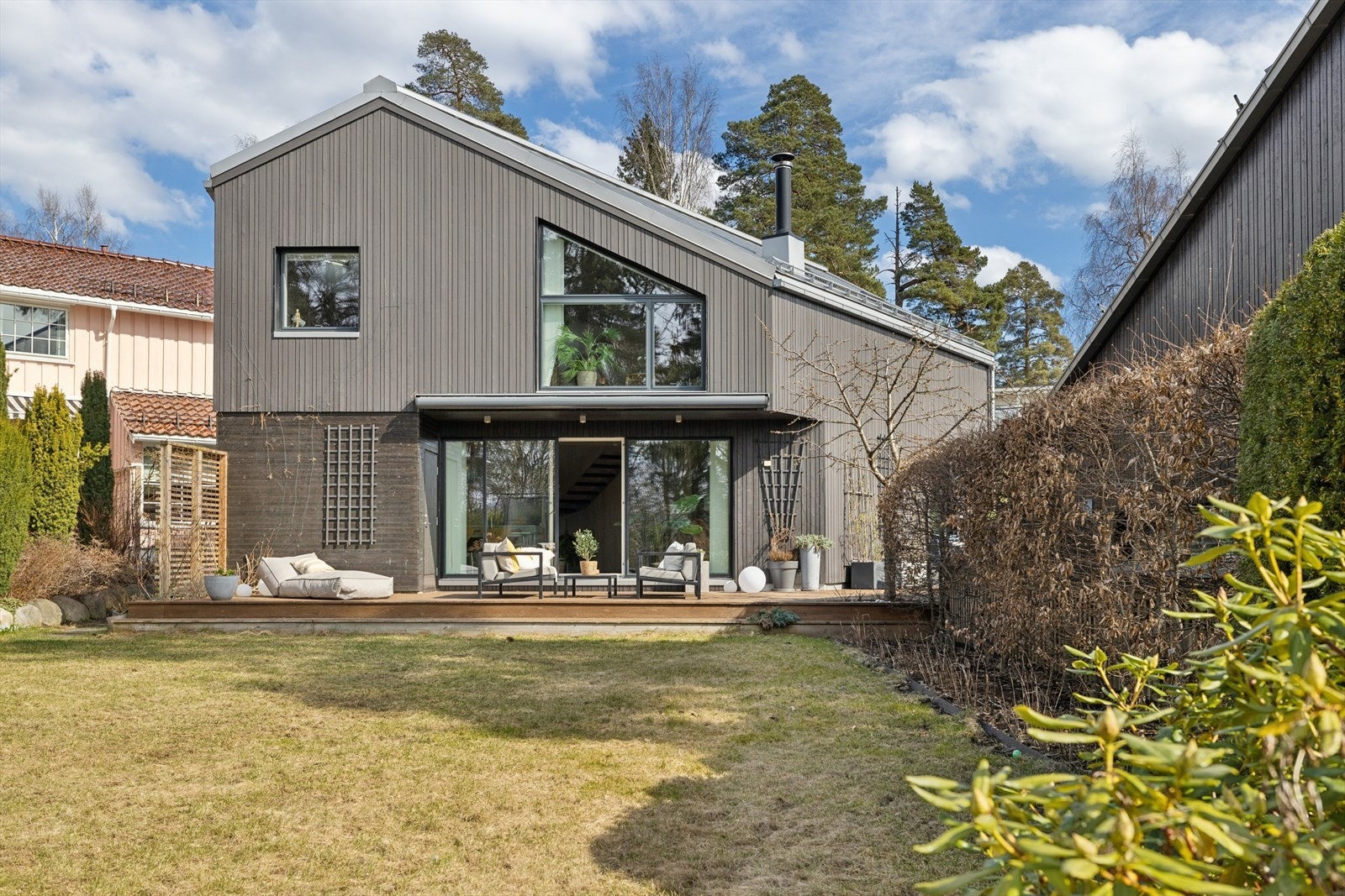 Den vestvendte terrassen på ca. 65 m² blir en naturlig forlengelse av stuen på varme sommerdager. Galleribilde