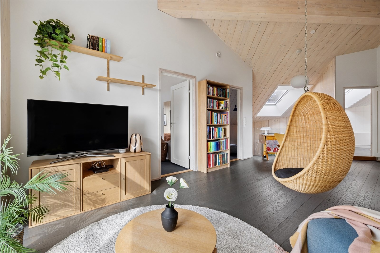 Loftstuen er et fleksibelt rom som kan brukes som en privat ungdomsstue, TV-stue eller rolig oppholdssone, alt etter behov. Galleribilde