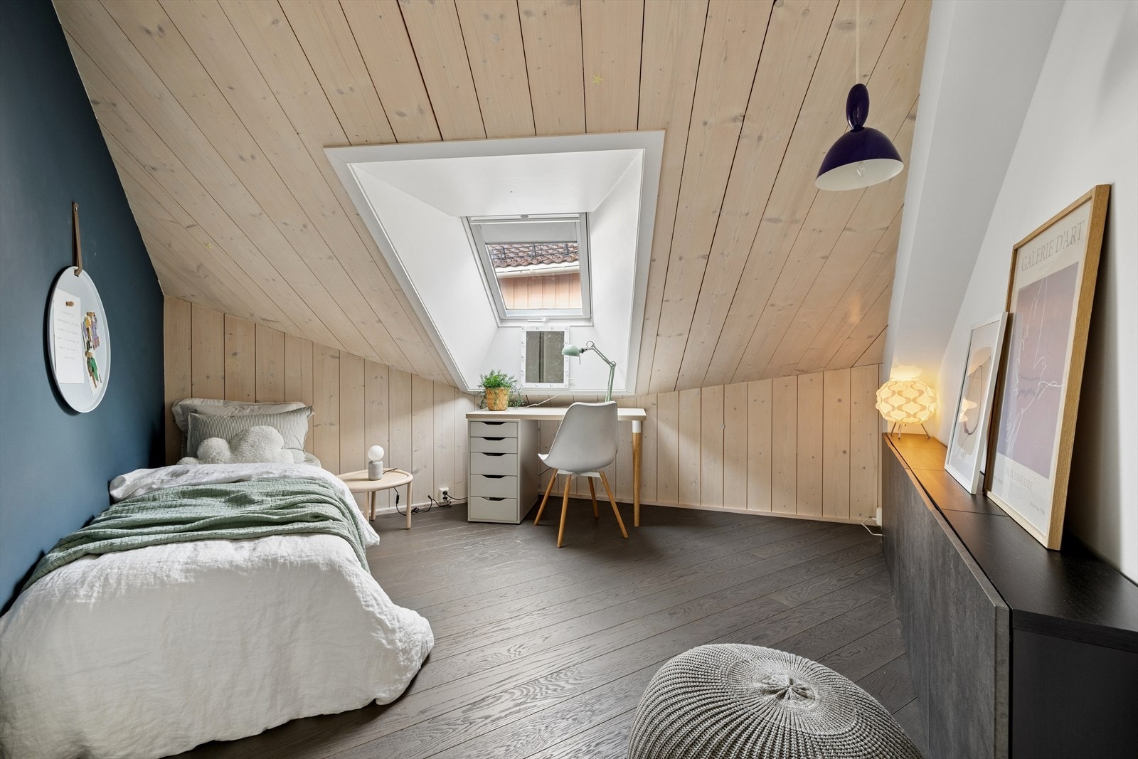 De synlige flatene av massivtre er et gjennomgående element som gir boligen en helhetlig og varm karakter. Galleribilde