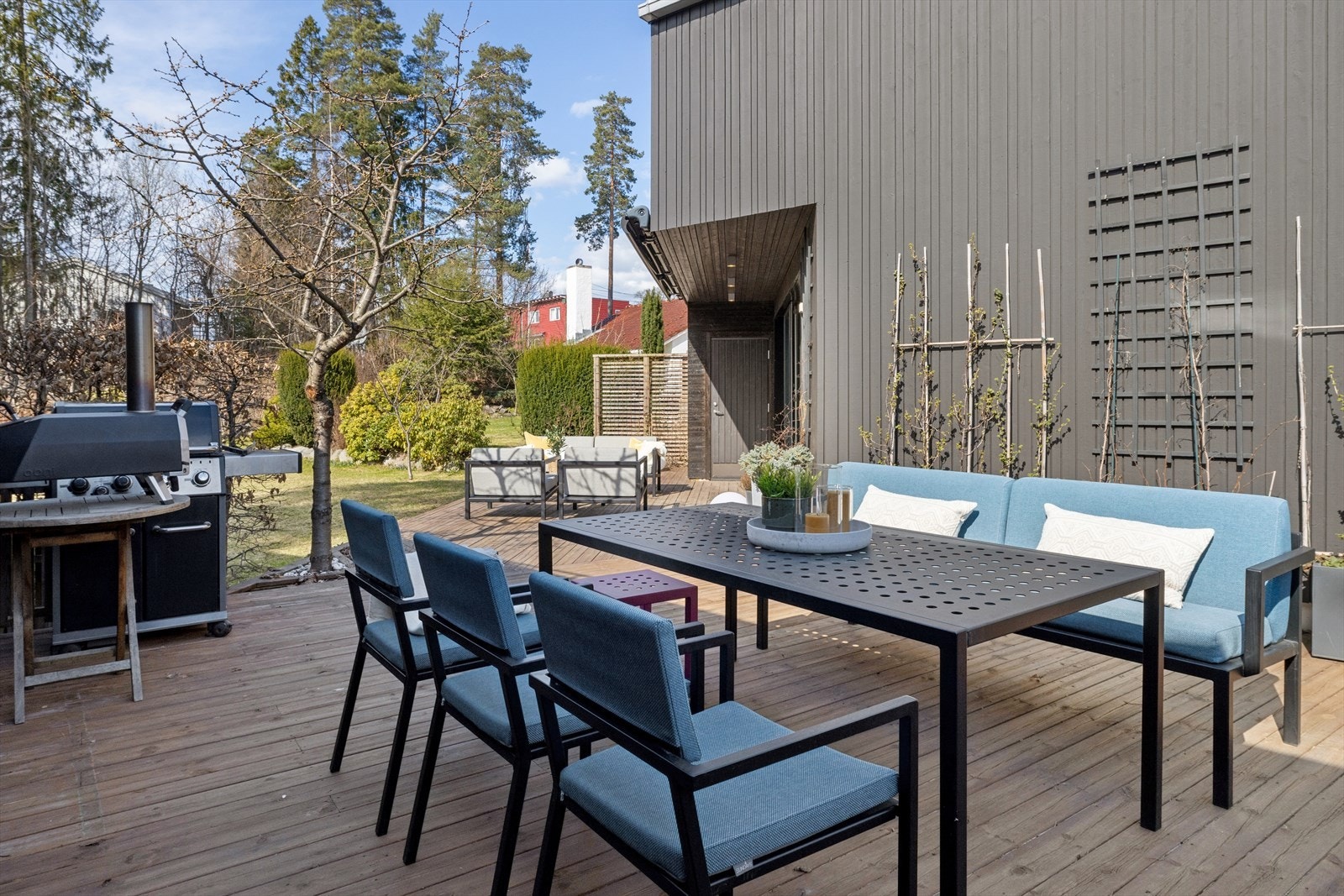 Terrassen har god plass til både spisebord og grill, og blir et naturlig samlingspunkt på sommeren. Galleribilde