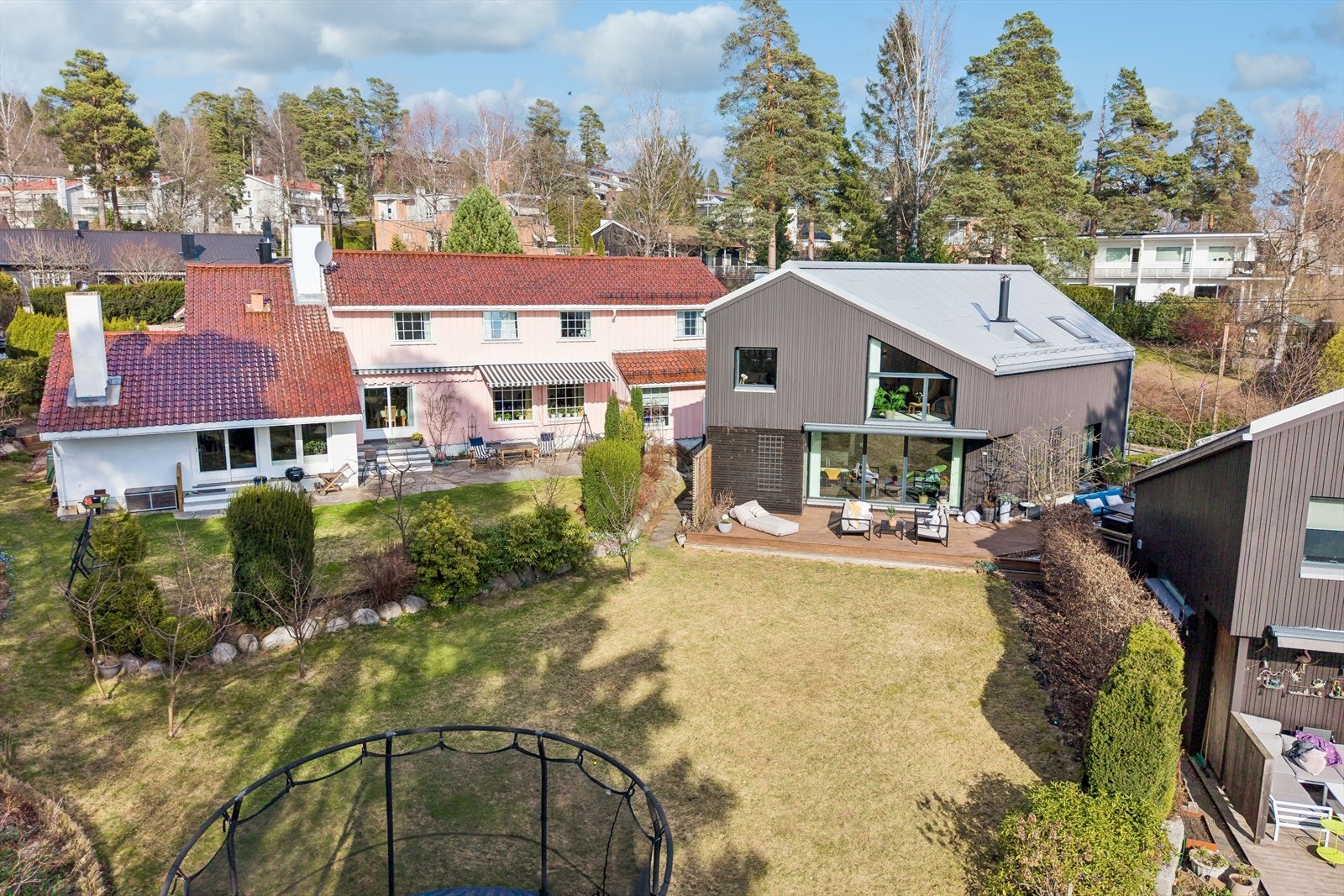 Området byr på svært gode tur- og rekreasjonsmuligheter, med blant annet Lysakerelva og idylliske turstier som tar deg ned mot Lysaker brygge i én retning, og opp mot Bogstadvannet i den andre. Galleribilde