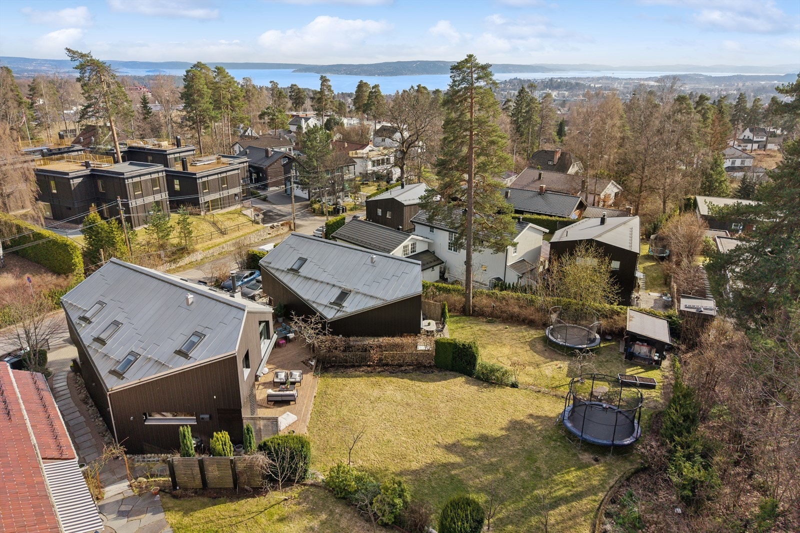 NUR-HOLZ-konstruksjonen gir en energieffektiv og bærekraftig bolig med høy bokomfort og materialbruk uten lim og kjemikalier - se salgsoppgaven for nærmere beskrivelse. Galleribilde
