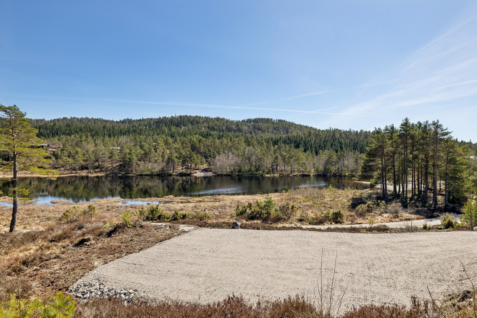Stor, opparbeidet gårdsplass med god plass til parkering for flere biler. Galleribilde