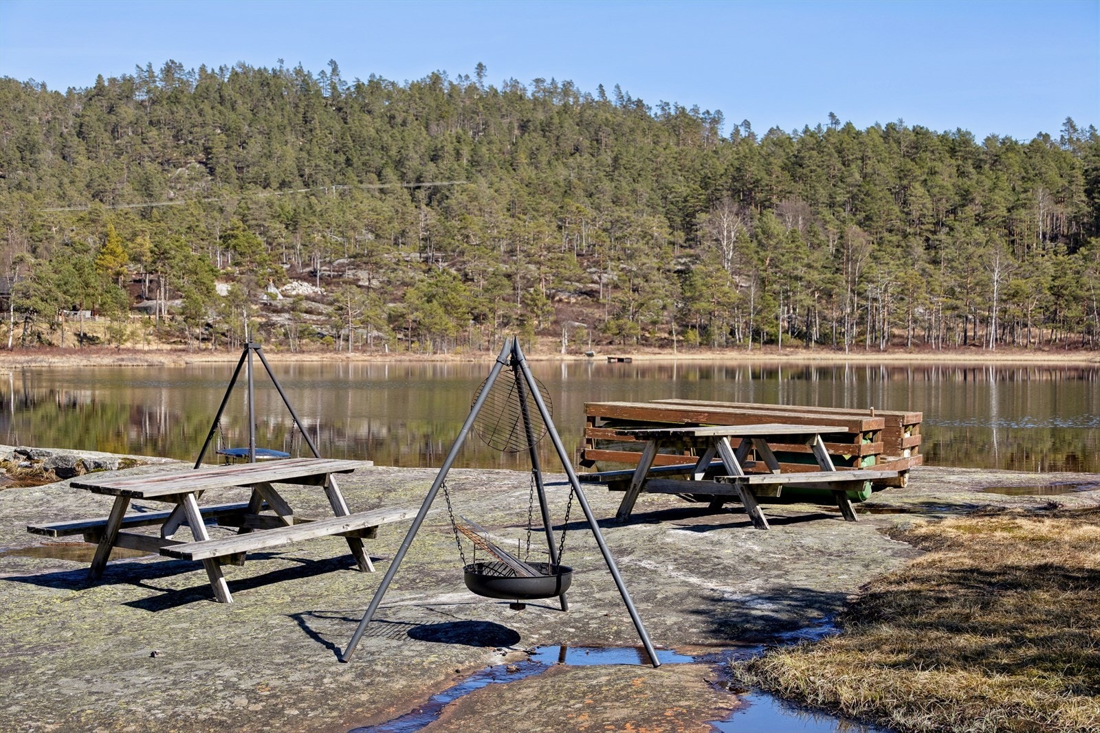 Nede ved vannet finnes en felles bade- og grillplass for hytteområdet. Galleribilde