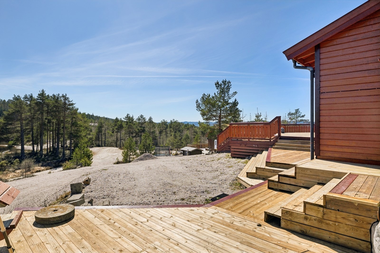 Uteområdet er romslig og gir gode muligheter for lek og aktiviteter for hele familien. Galleribilde