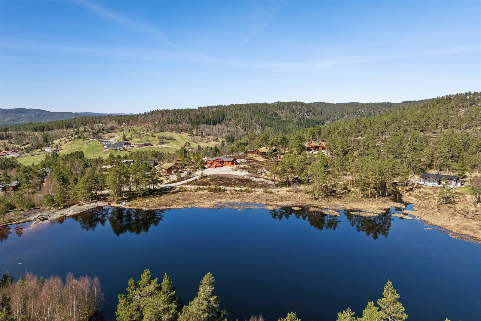 Med en kjøretid på omtrent én time fra både Kristiansand og Mandal, er dette en lett tilgjengelig fritidseiendom. Galleribilde