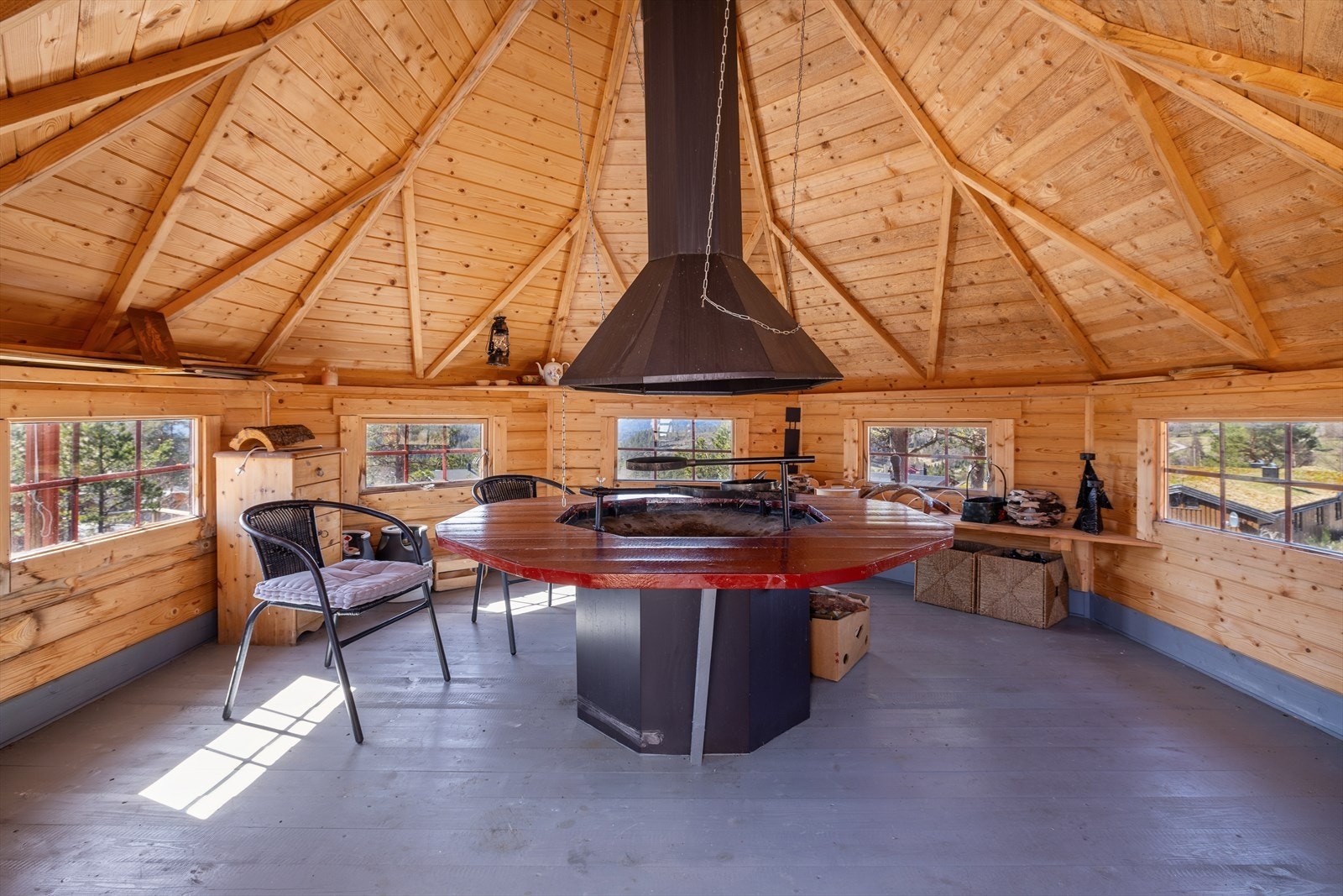 Inne i grillhytta er det et sentralt ildsted som samler familie og venner året rundt. Galleribilde