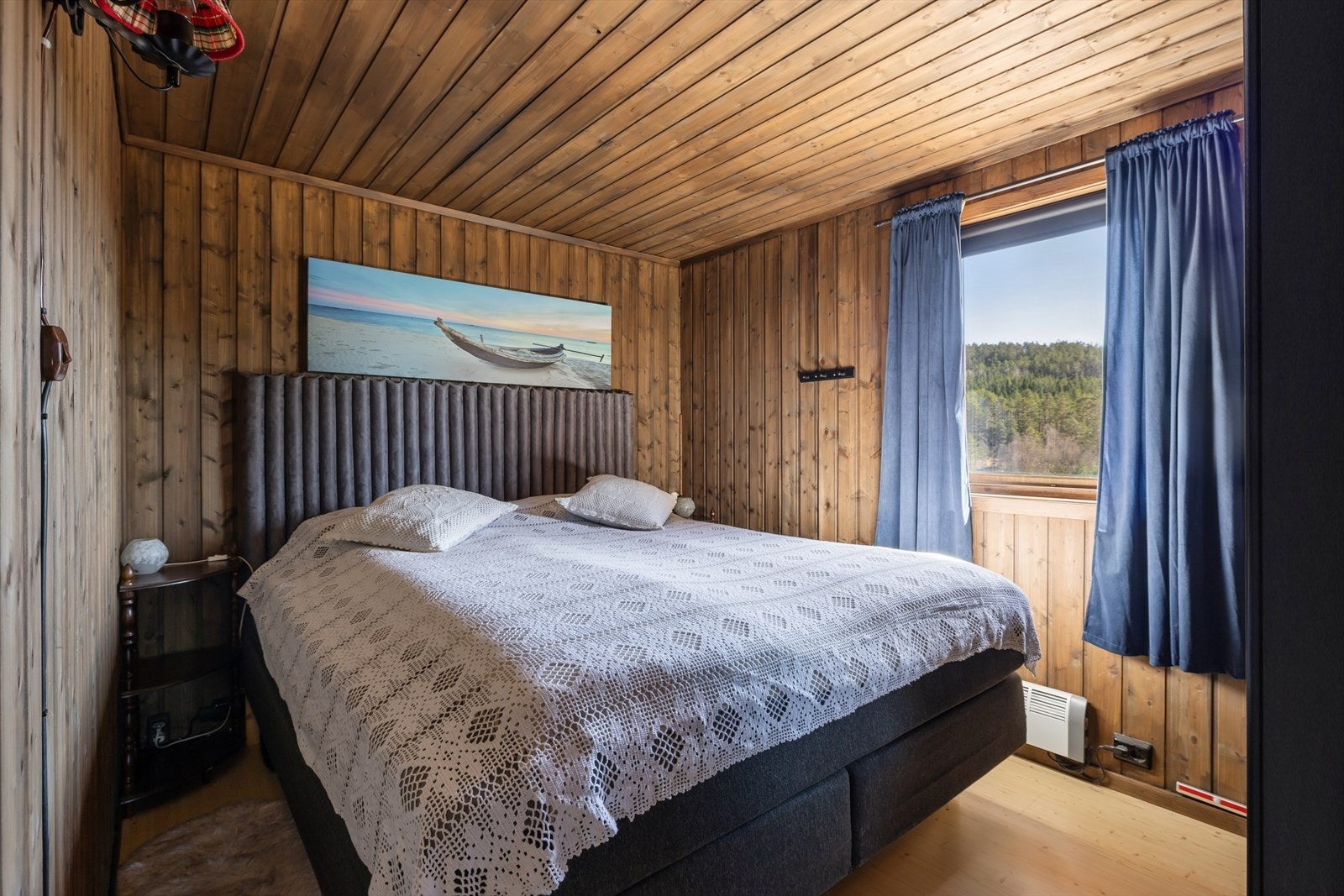 3 soverom av god størrelse. Hovedsoverommet har plass til dobbeltseng og vender ut mot naturomgivelsene. Galleribilde