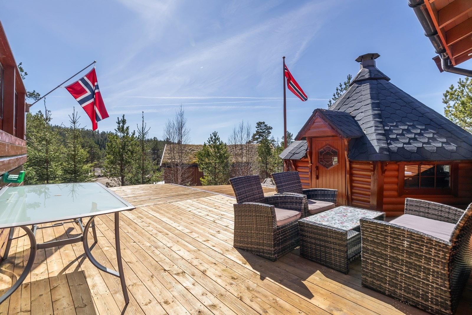 Den store terrassen har rikelig med plass for flere sittegrupper og en egen grillhytte for sosiale sammenkomster. Galleribilde