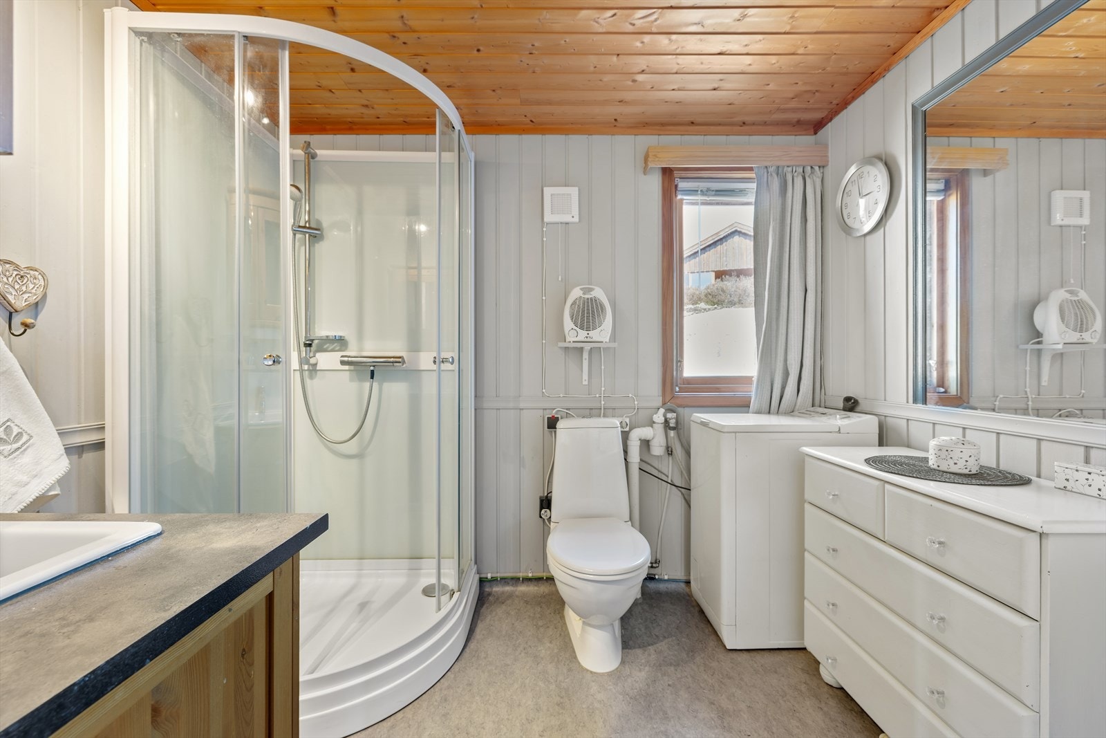 Badet er utstyrt med dusjkabinett, toalett og har opplegg for vaskemaskin. Galleribilde