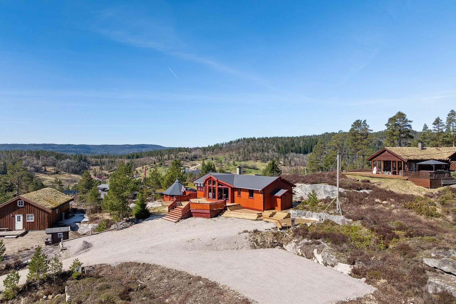 Store terrasser, bygget i perioden 2019-2023 gir rikelig med uteplass. Parkering på egen, romslig tomt. Galleribilde