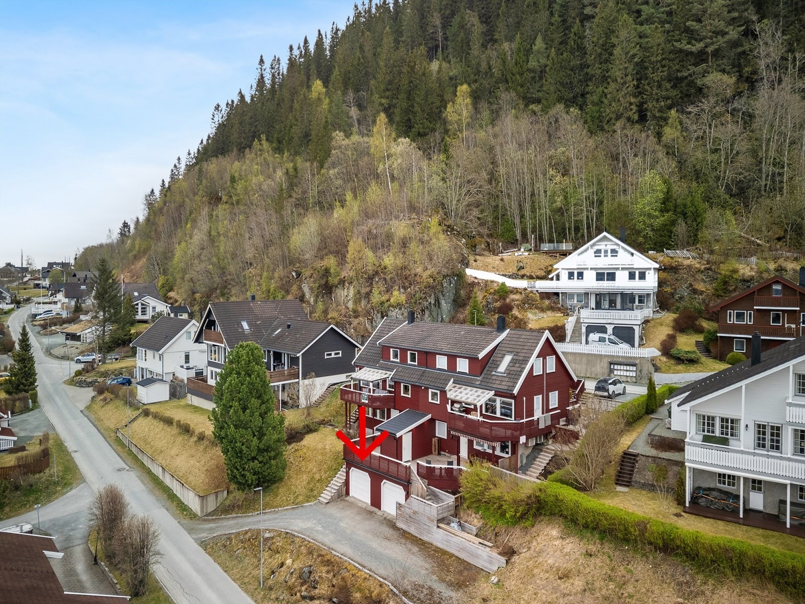 Mulighet for parkering i både oppstillingsplass og i garasje. Galleribilde