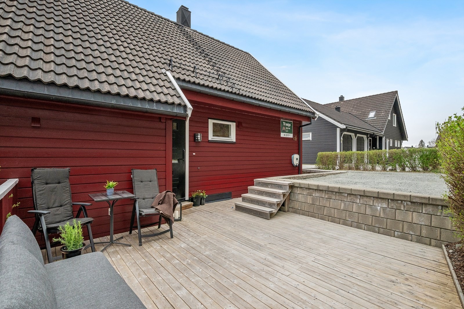 Boligen har gode og solrike terrasseflater. Galleribilde