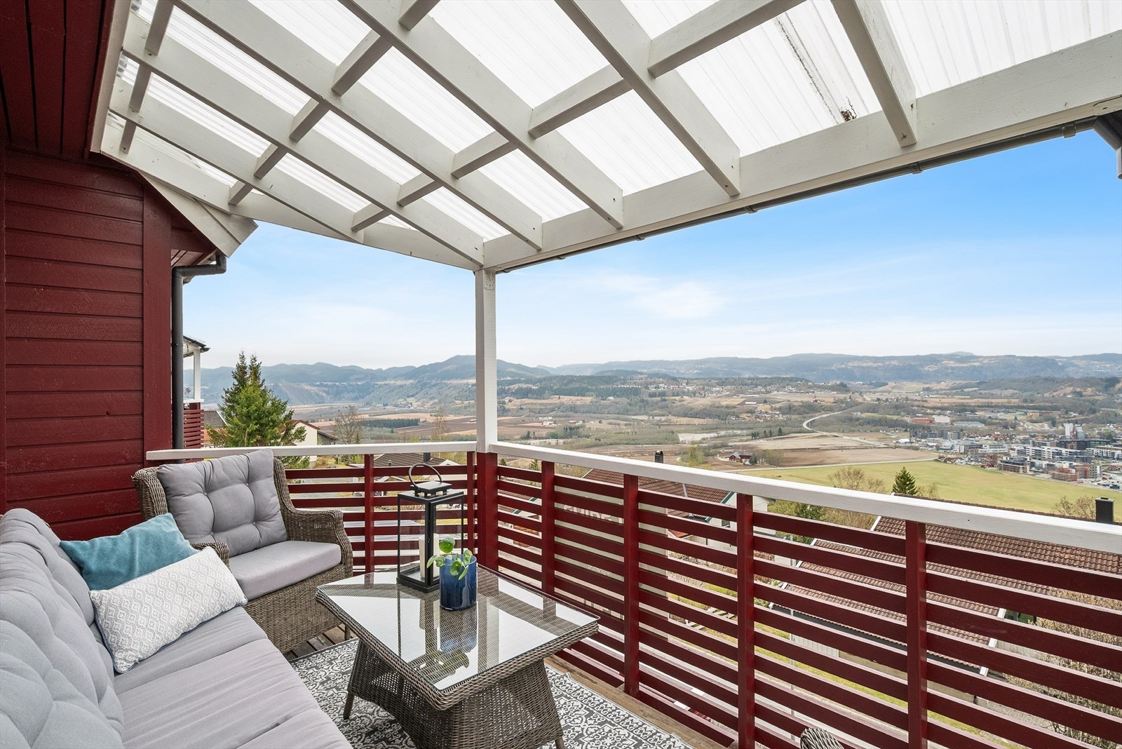 Fantastiske sol- og utsiktsforhold fra romslig terrasse. Galleribilde