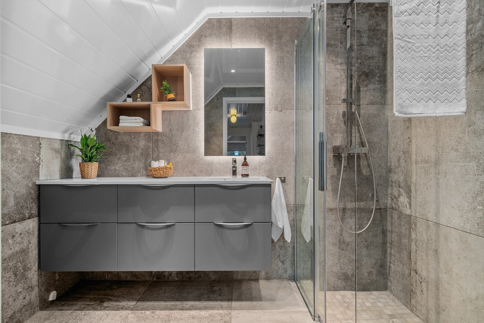 Badet i 2. etasje er lekkert oppusset fra 2018 med pene detaljer og en smart innredning! Galleribilde