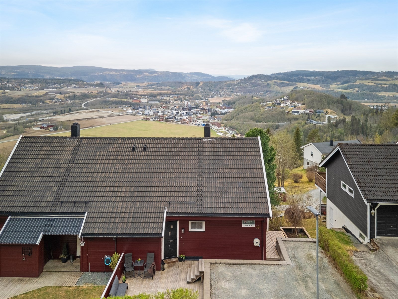 Loddgårdstrøa er et etablert og familievennlig boligområde hvor man har fri utsikt over et vakkert naturlandskap samt Melhus sentrum. Galleribilde