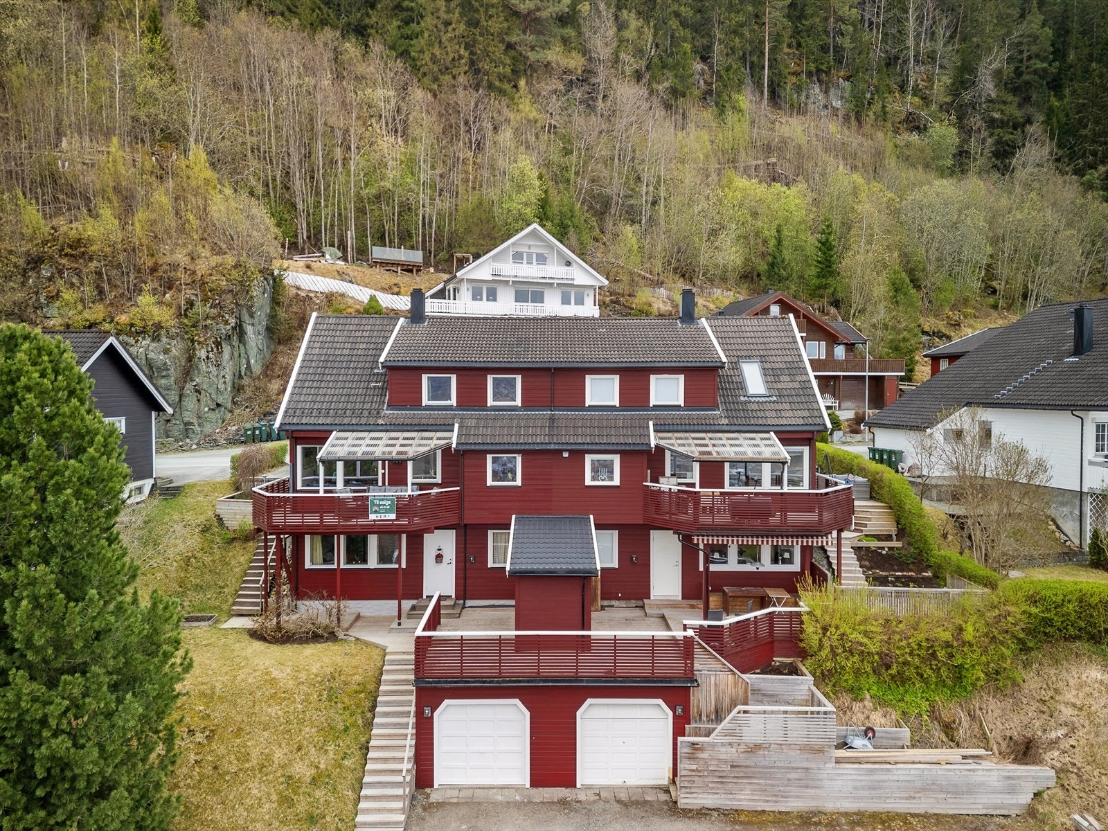 Familieboligen har en etterspurt beliggenhet i et familievennlig område, med flotte turmuligheter og gangavstand til skole og kollektivtransport. Galleribilde