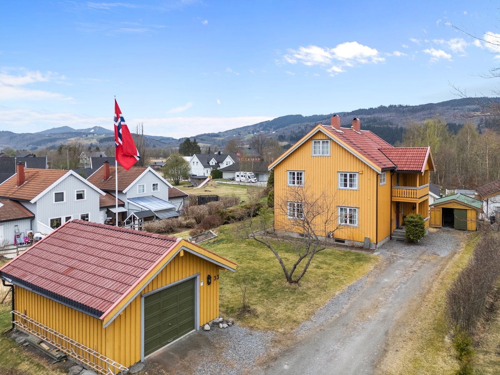 Her bor man tilbaketrukket på en stor og solrik tomt med masse boltreplass, og kanskje en av de mest ettertraktede beliggenhetene i området. Galleribilde