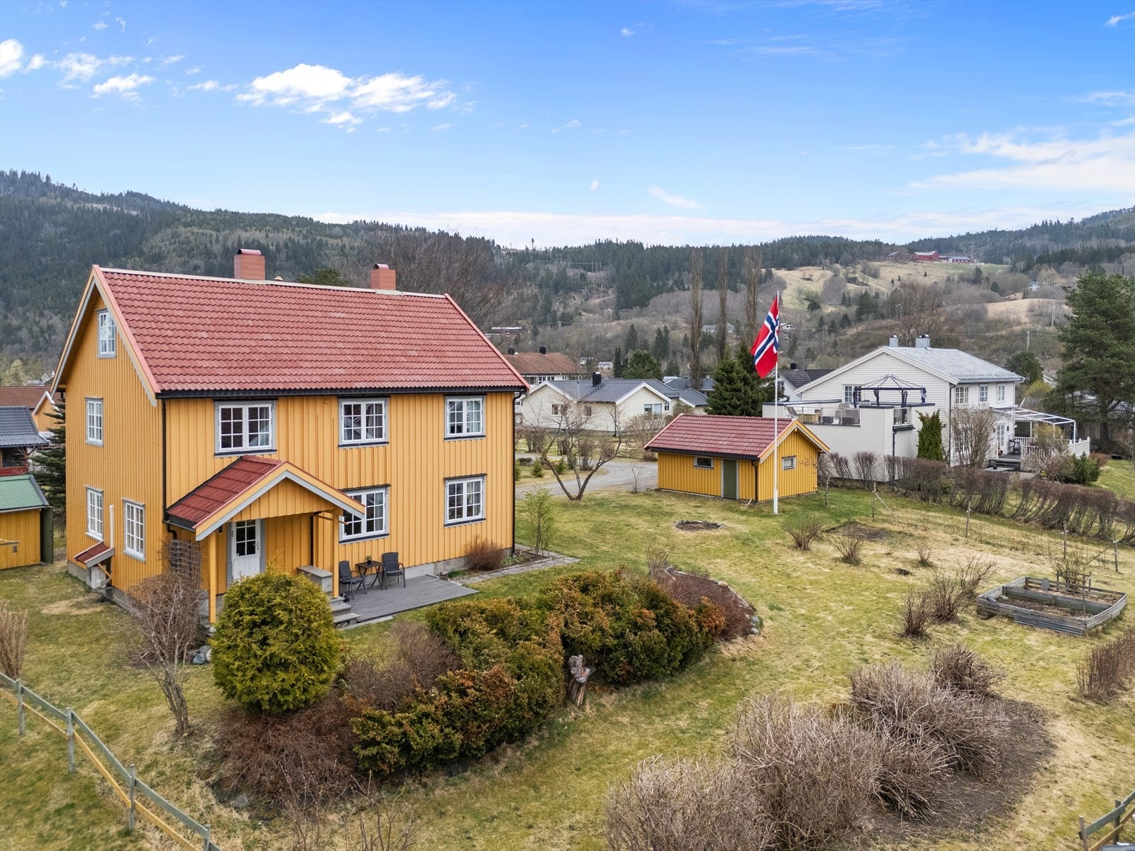 Eiendommen er på ca 1,3 mål og ligger kun et steinkast fra Evjen skole og barnehage. Galleribilde