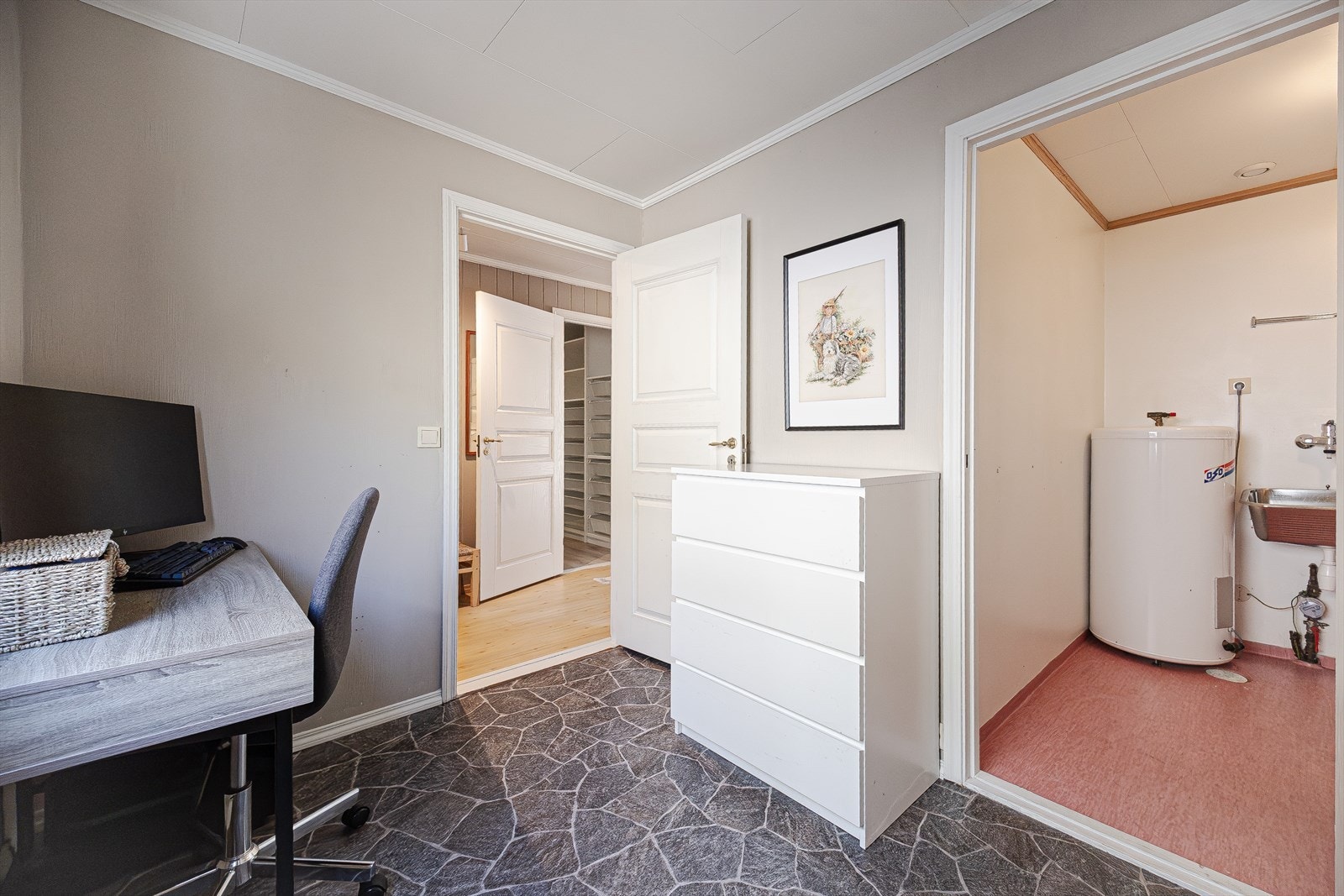 Dette rommet er opprinnelig godkjent til soverom, blir i dag brukt litt til bod/garderobe og kontor Galleribilde