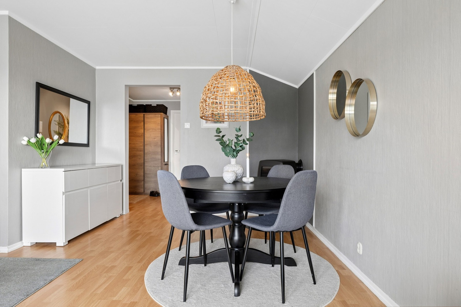 Leiligheten har gjennomgående planløsning, og fremstår velholdt og fin. Galleribilde