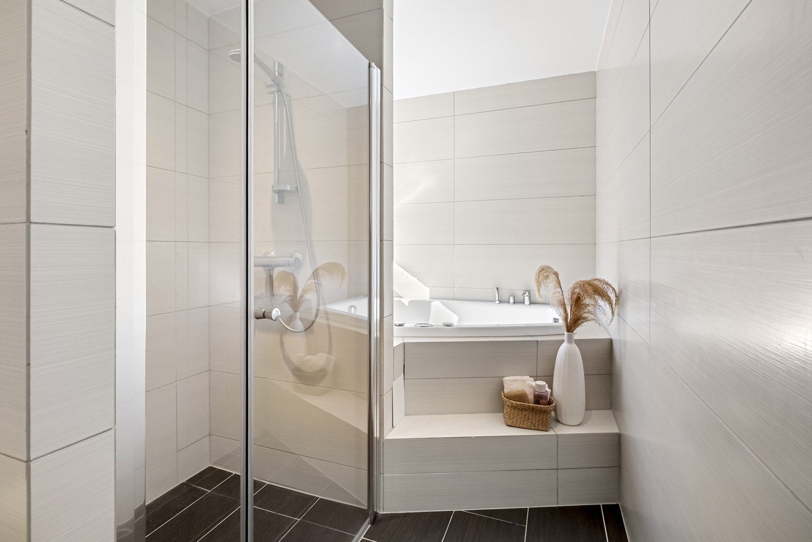 Badet er innredet med herlig boblebad i enden og dusjhjørne. Galleribilde