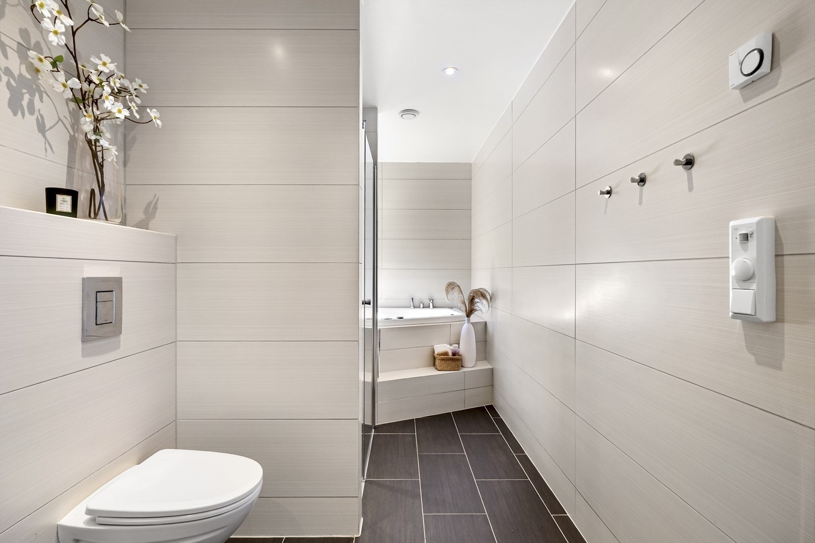 Helfliset bad i 2. etasje med vannbåren gulvvarme og downlights i tak Galleribilde
