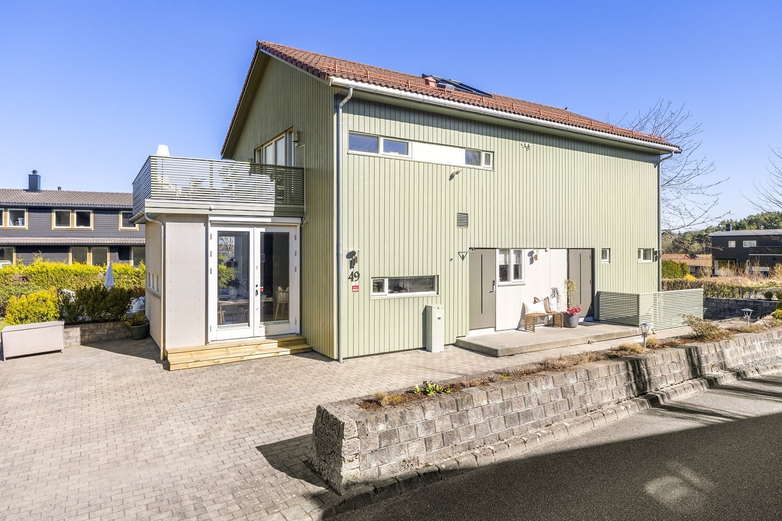 I oppkjørsel/gårdsrom er det lagt belegningsstein Galleribilde