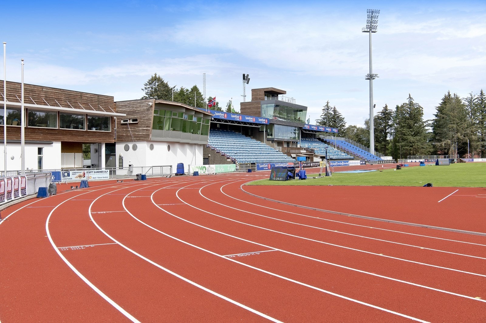 Like i nærheten finner man Sandnes stadion Galleribilde