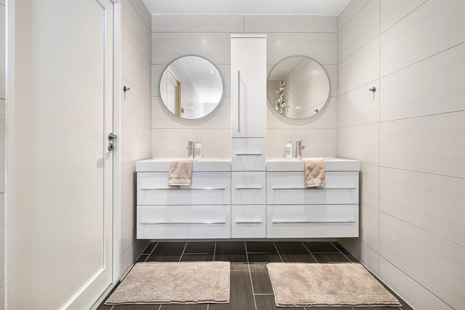 Badet har også dobbel servant i baderomsmøbel og vegghengt toalett Galleribilde