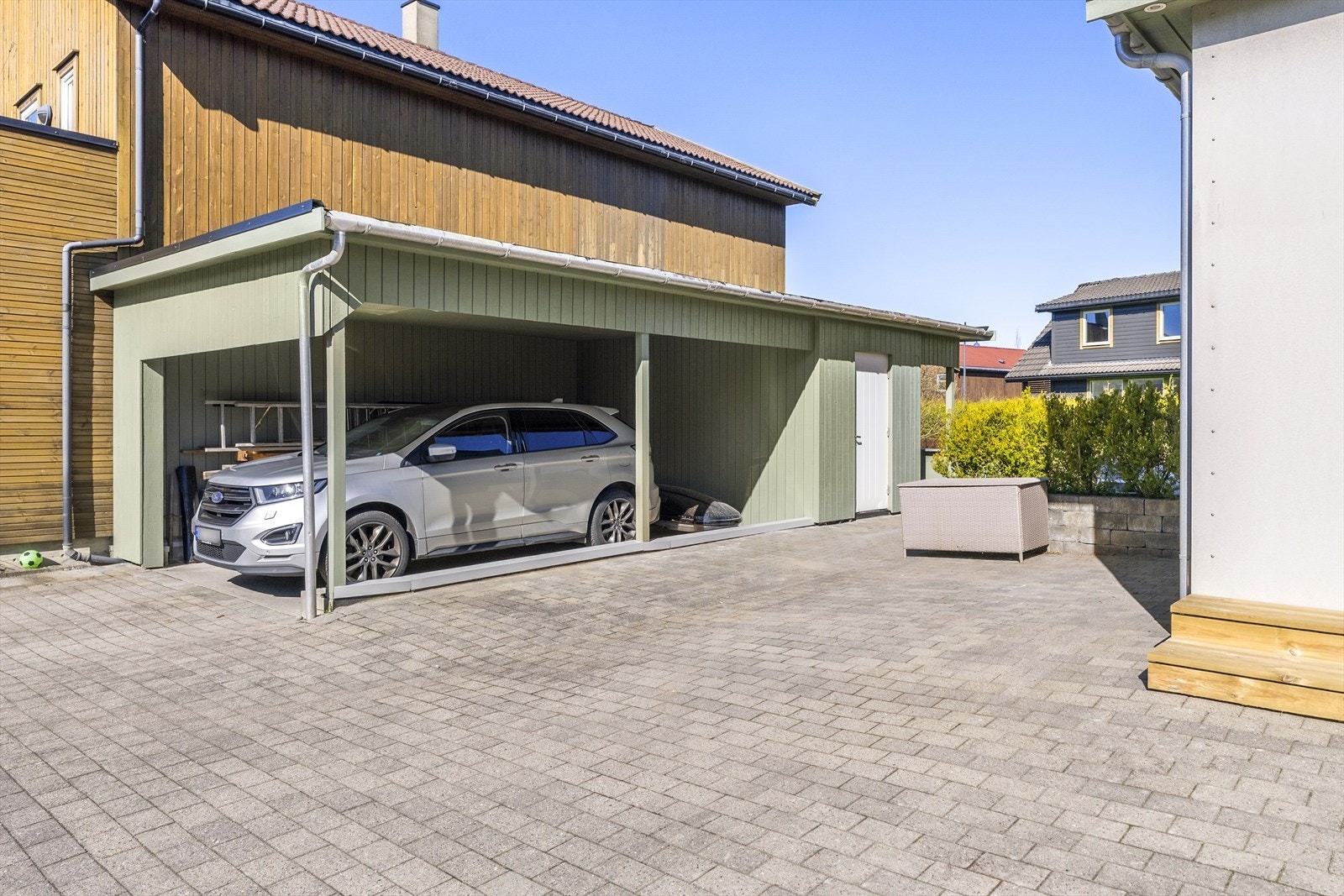 Det er gode parkeringsmuligheter på egen tomt, og i carport Galleribilde