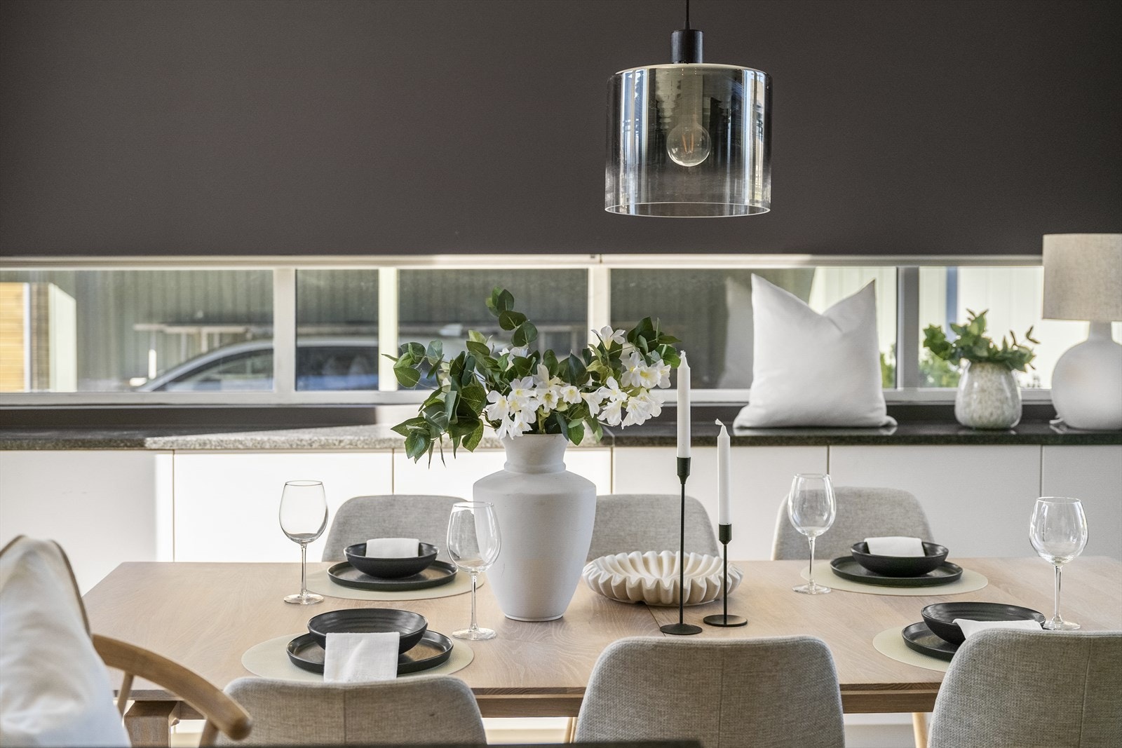 Det er god plass til stort spisebord hvor man kan invitere familie og venner Galleribilde