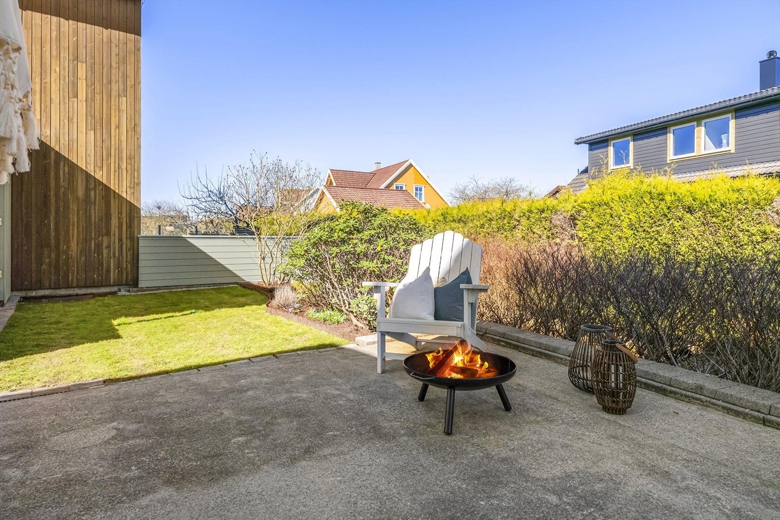 Flott opparbeidet uteområde fra stuen/kjøkken med betong hvor man har plass til sittegrupper og grill Galleribilde