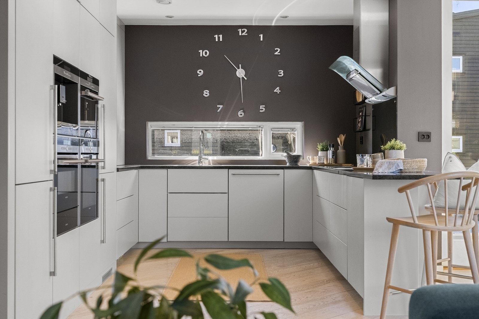Den praktiske halvøyen har sitteplass, perfekt for enkle hverdags måltider. Galleribilde