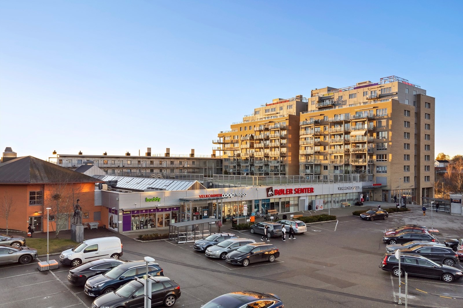 Fra boligen er det kun noen minutters gange til Bøler senter med dagligvarebutikk, vinmonopol, legekontor og Bøler bad. Galleribilde