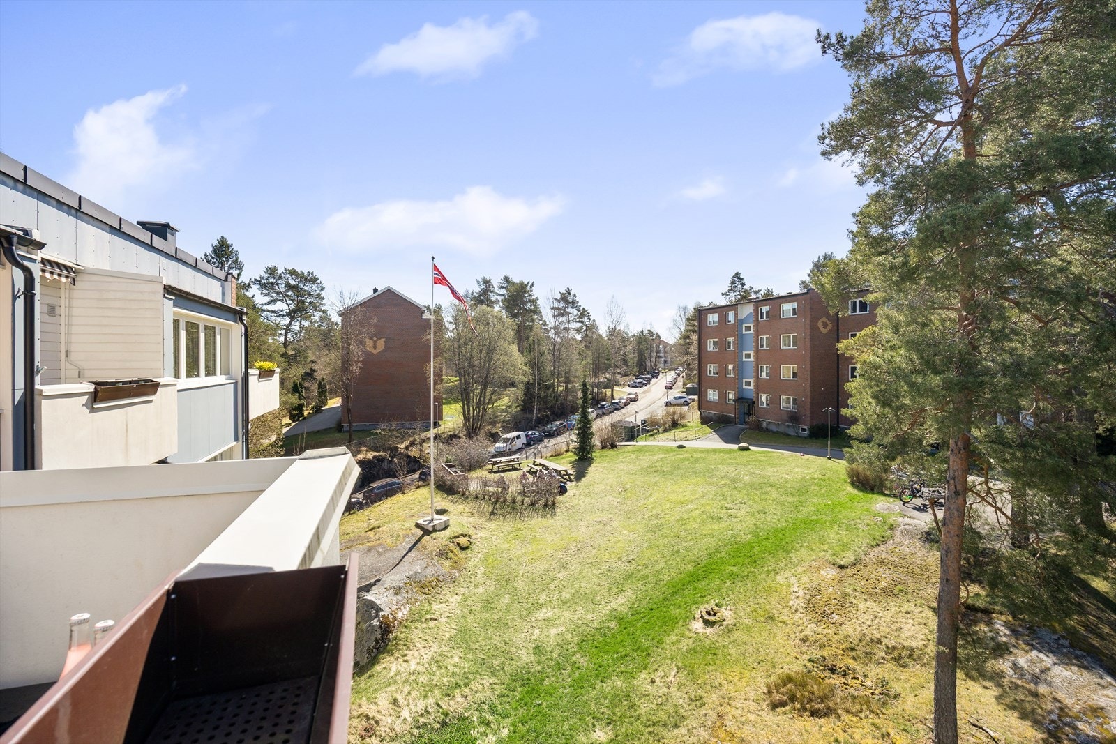 Fra stue er det adgang til en solrik og lun balkong på ca. 4 m². Galleribilde