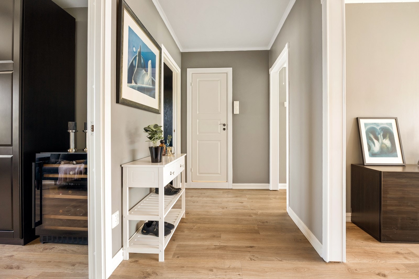 Entrè med plass til oppbevaring av sko og yttertøy. Galleribilde