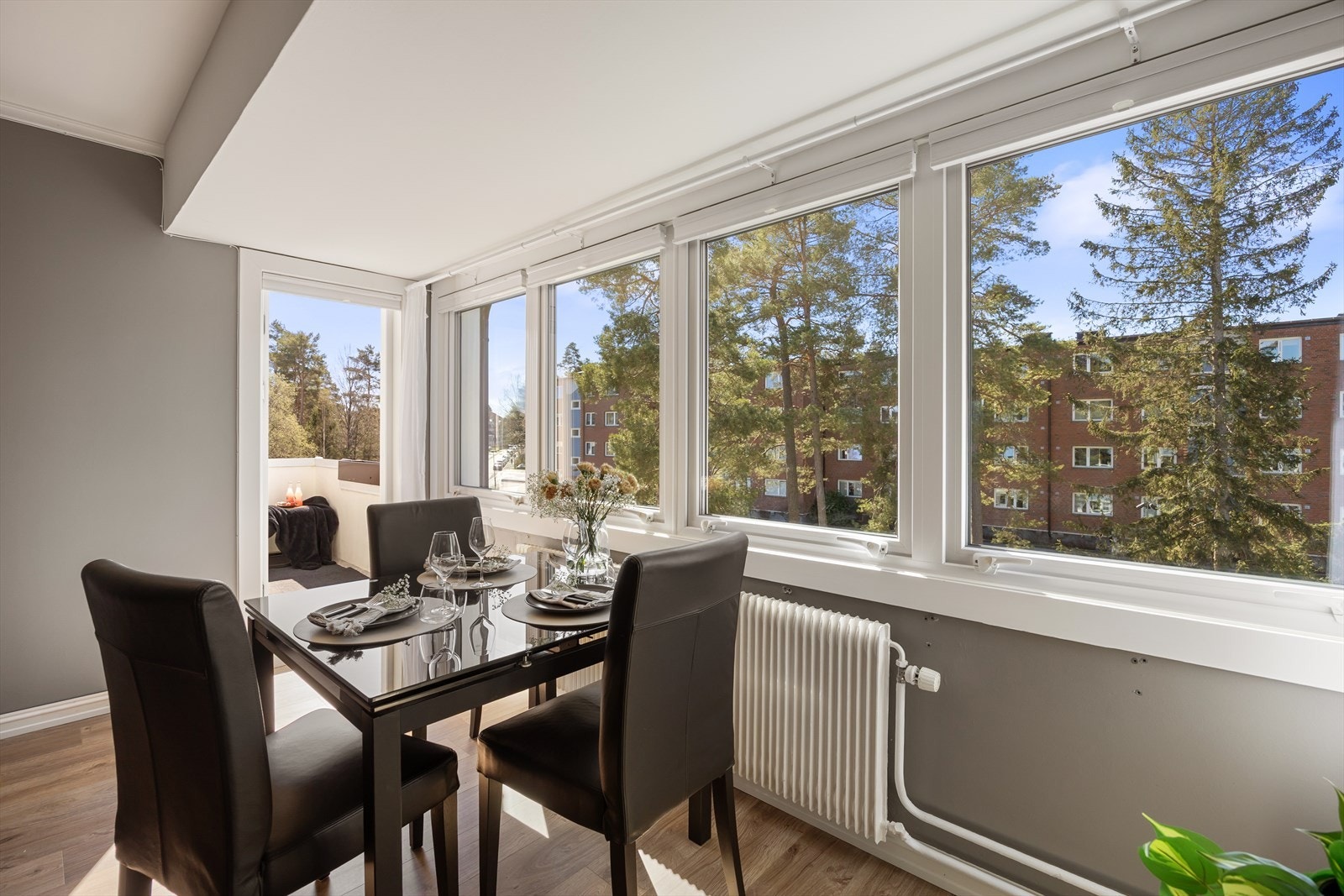 Store vindusflater gir gode lys- og solforhold. Galleribilde